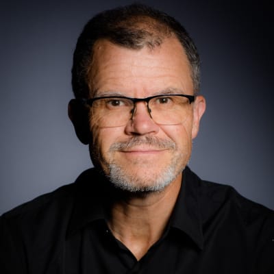 Dominic Holland Official Speaker Profile Picture