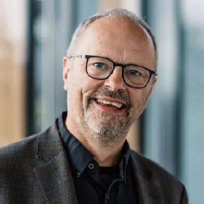 Robert Llewellyn Official Speaker Profile Image